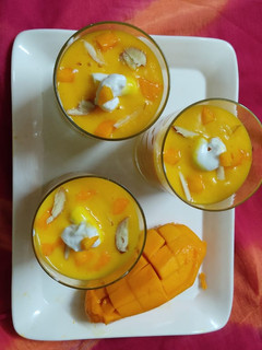 મેંગો કસ્ટર્ડ (Mango Custard Recipe in Gujarati) રેસીપી મુખ્ય ફોટો