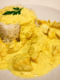 Una foto de Pollo al curry con arroz basmati