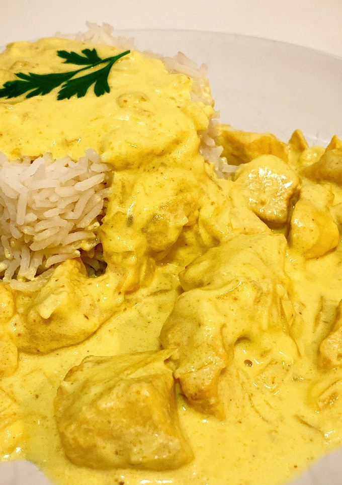 Una foto de Pollo al curry con arroz basmati