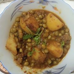 A picture of Green matar curry restaurant style.