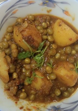 A picture of Green matar curry restaurant style.