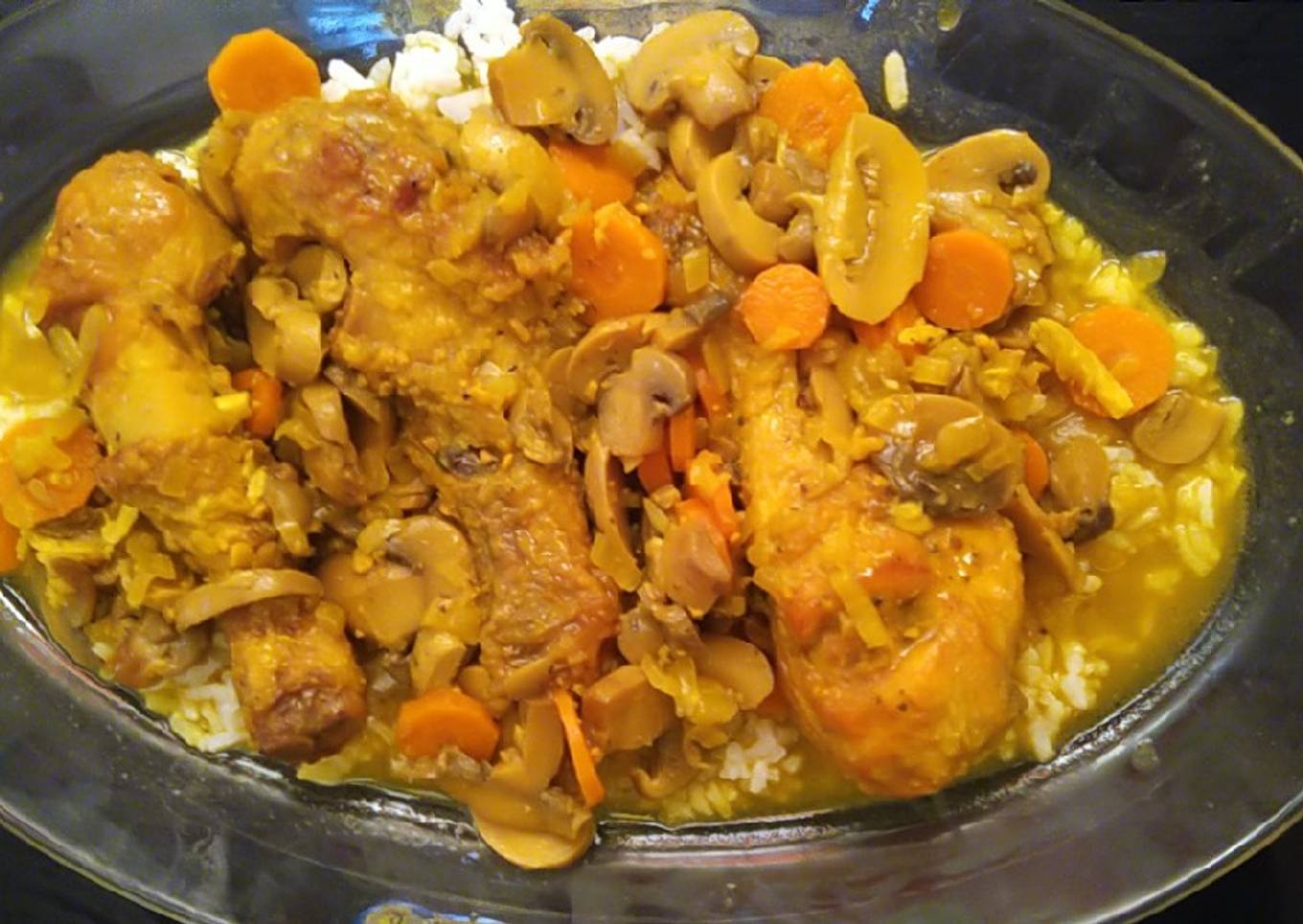 Muslitos de pollo en salsa con champiñones y frutos secos