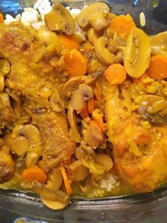 Una foto de Muslitos de pollo en salsa con champiñones y frutos secos