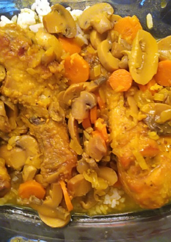 Una foto de Muslitos de pollo en salsa con champiñones y frutos secos