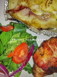 Una foto de Rollo de lomito con tocino, papa rellena y ensalada de espinaca