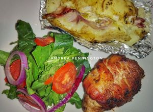Una foto de Rollo de lomito con tocino, papa rellena y ensalada de espinaca