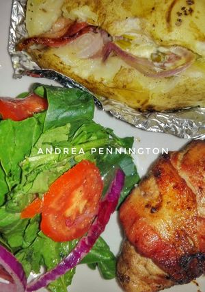 Una foto de Rollo de lomito con tocino, papa rellena y ensalada de espinaca