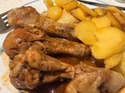 Una foto de pollo a la coca con catsup