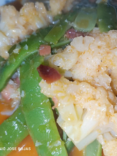 Una foto de Velouté de ajos y jamón con coliflor y judías verdes