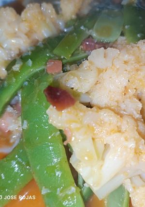 Una foto de Velouté de ajos y jamón con coliflor y judías verdes