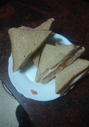 Una foto de Sándwich de jamón cocido, queso y tomate