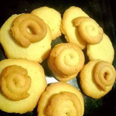 A picture of Danish butter cookies.