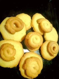 A picture of Danish butter cookies.