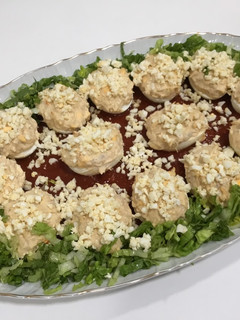Una foto de Huevos rellenos con base de tomate frito casero