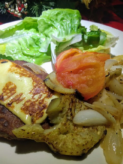 Una foto de Hamburguesa y verduras