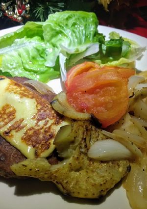 Una foto de Hamburguesa y verduras