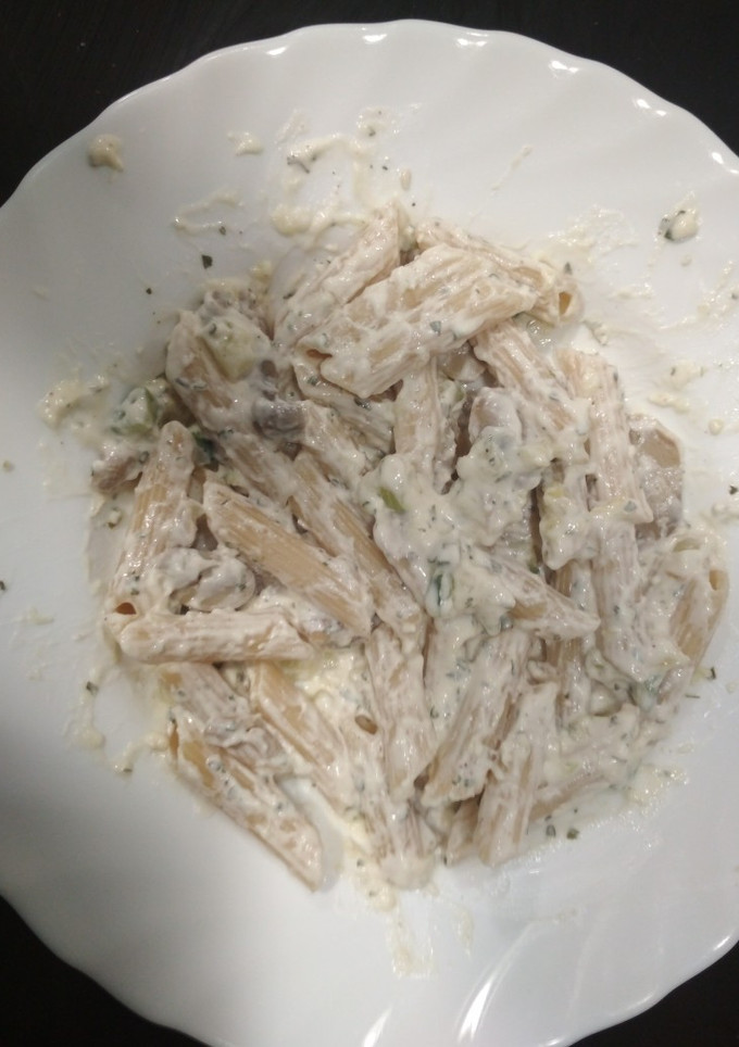 Una foto de Macarrones integrales con champiñón y calabacín
