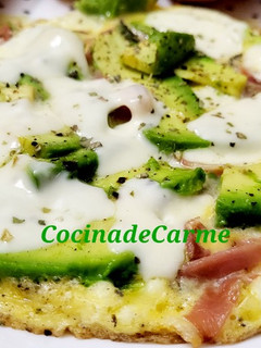 Foto principal de Tortilla abierta de aguacate, jamón y queso
