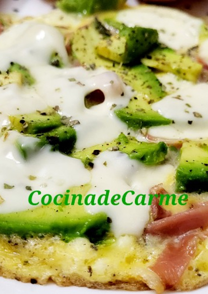 Una foto de Tortilla abierta de aguacate, jamón y queso