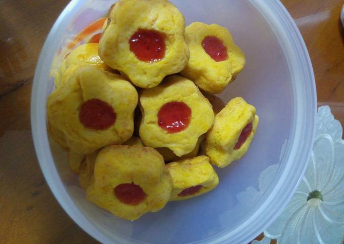 Strawberry cheese cookies