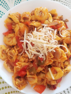 Una foto de Pasta rellena de jamón con verduras