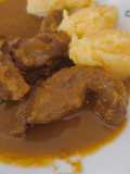 Carrilleras de cerdo guisadas con vino tinto y puré de patatas