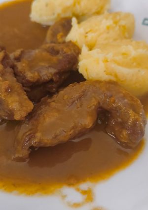 Una foto de Carrilleras de cerdo guisadas con vino tinto y puré de patatas