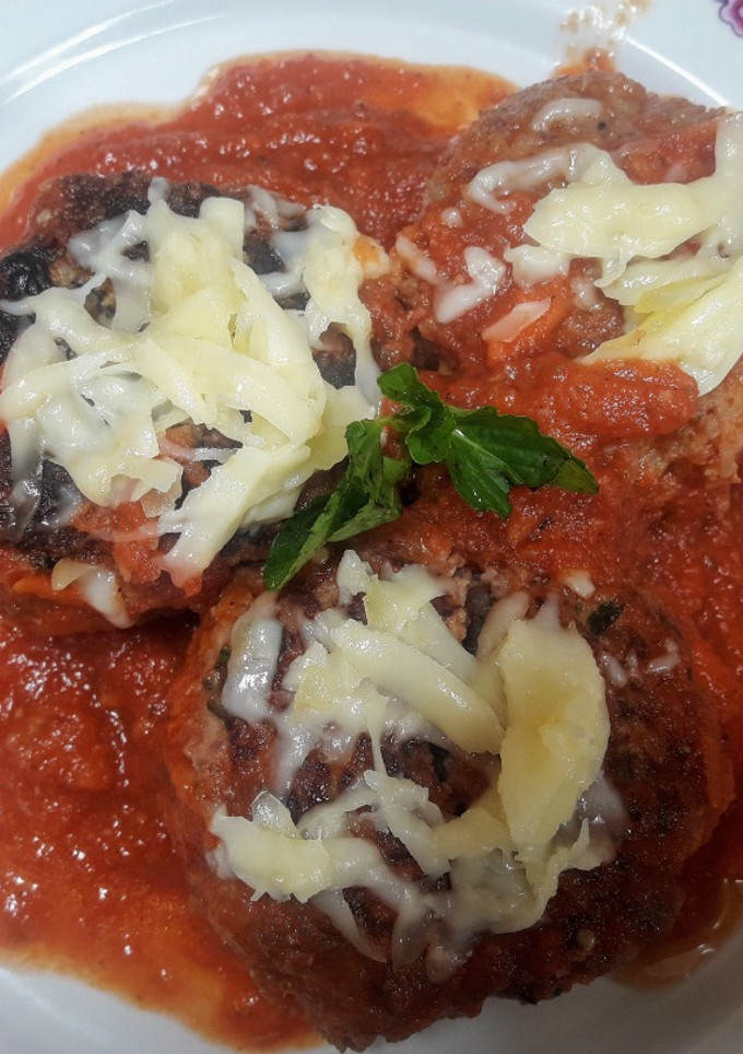 Una foto de Albóndigas Caseras con queso mozzarella🇵🇪
