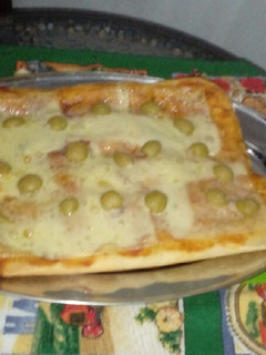 Una foto de Pizza casera con mozzarella