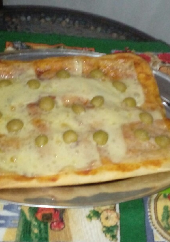 Una foto de Pizza casera con mozzarella