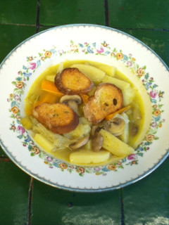 Una foto de Sopa francesa de poro y champignons (champiñones)