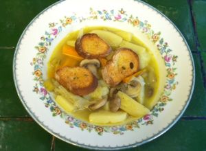 Una foto de Sopa francesa de poro y champignons (champiñones)