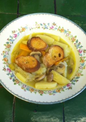 Una foto de Sopa francesa de poro y champignons (champiñones)