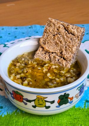 Una foto de Sopita de porotos mung con avena tostada 🥣