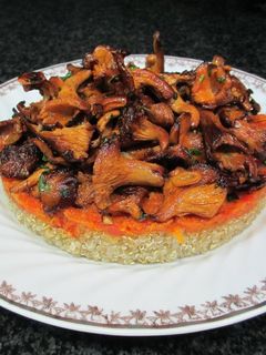Una foto de Rebozuelos y salsa de tomates sobre quinua - vegana
