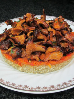 Una foto de Rebozuelos y salsa de tomates sobre quinua - vegana