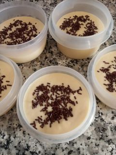 Una foto de Mousse de mermelada y fideos de chocolate