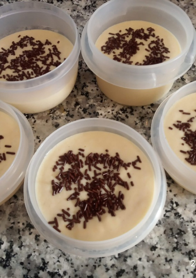 Una foto de Mousse de mermelada y fideos de chocolate