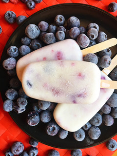 Una foto de Helados de queso de cabra y frutos del bosque