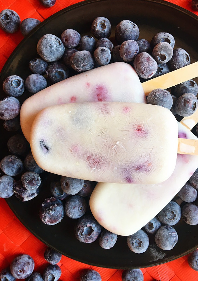 Una foto de Helados de queso de cabra y frutos del bosque
