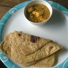 A picture of Matar Paneer.