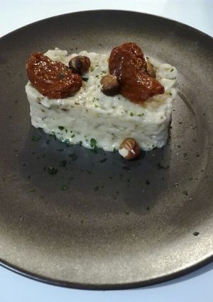 Une photo de Risotto aux tomates séchées et aux noisettes