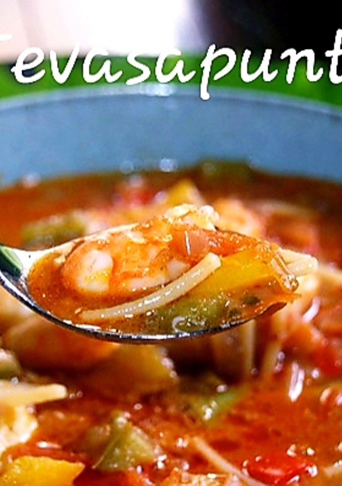 Una foto de Fideos con bacalao y langostinos 🍅🦐🐟 🌻 🌶