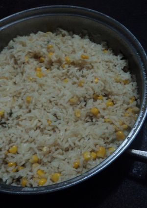 Una foto de Arroz blanco con elotes de milpa y epazote fresco para el mole