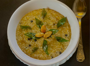 A picture of Ven Pongal with Broken Wheat.