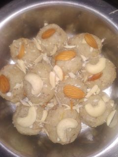 सूजी के लड्डू(Saji ke laddu recipe in Hindi) रेसिपी मुख्य फोटो