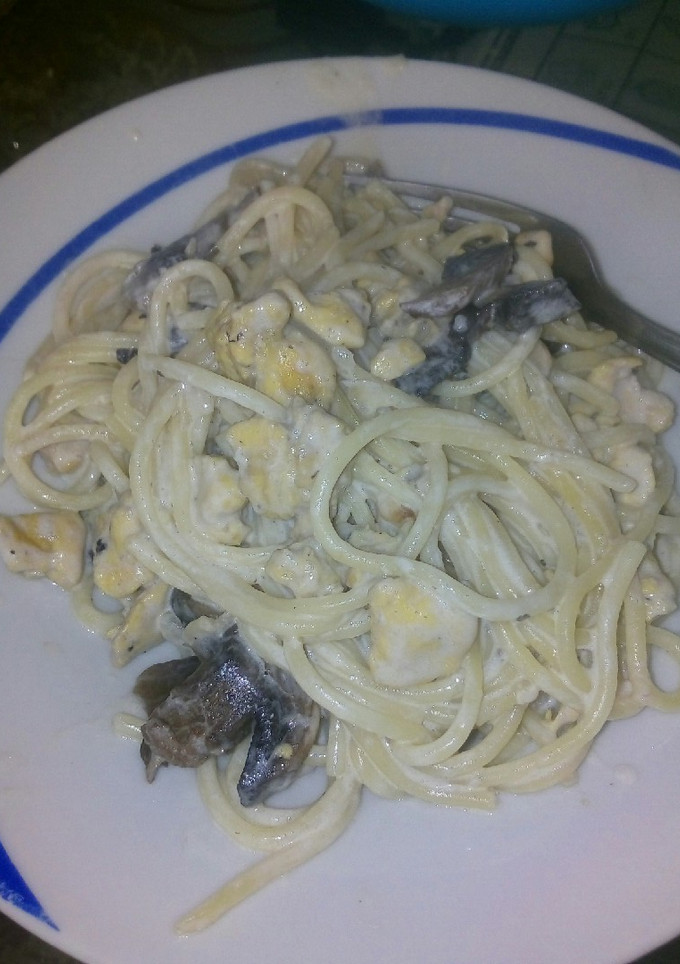 Una foto de Spaghetti con pollo y champiñones