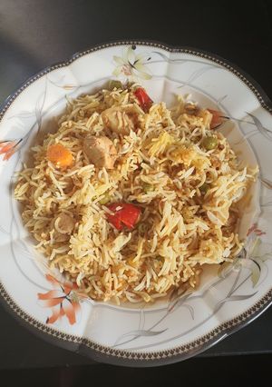 A picture of Boneless chicken and vegetable rice.