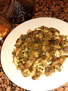 Una foto de Champiñones salteados con pechuga de pollo