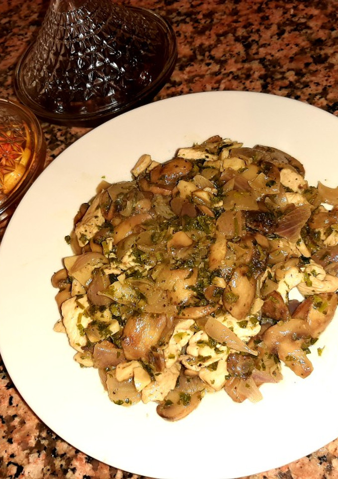 Una foto de Champiñones salteados con pechuga de pollo